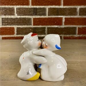 Vintage Vantellingen #402 Dutch Couple Hugging Salt & Pepper Set